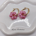 Pampilles boucles d'oreilles fleurs texturées - Résine rose nacré à pois blancs