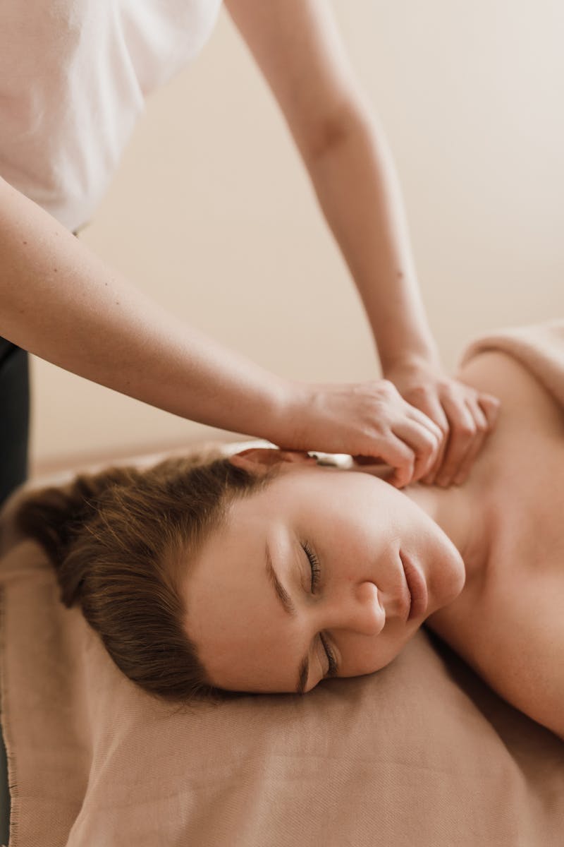 une femme se fait masser