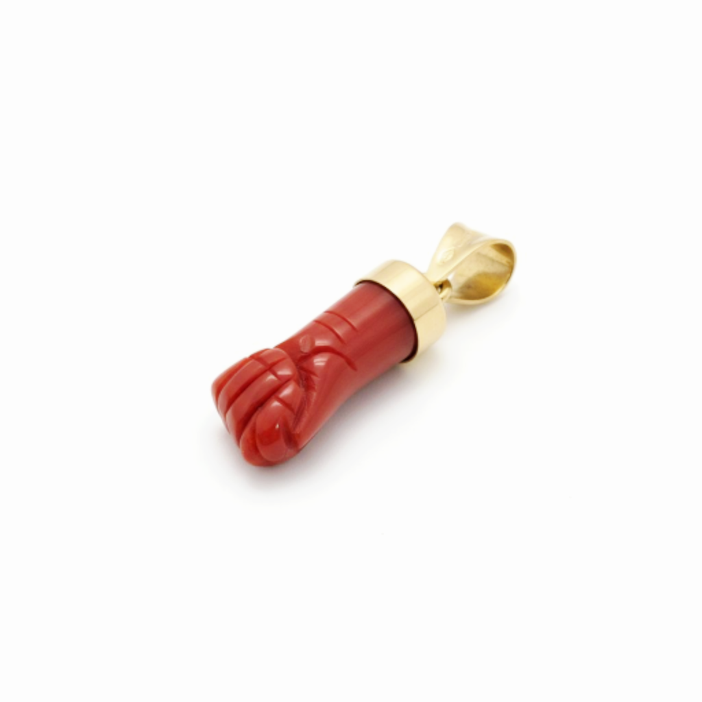 Pendentif main corail et or 18 carats