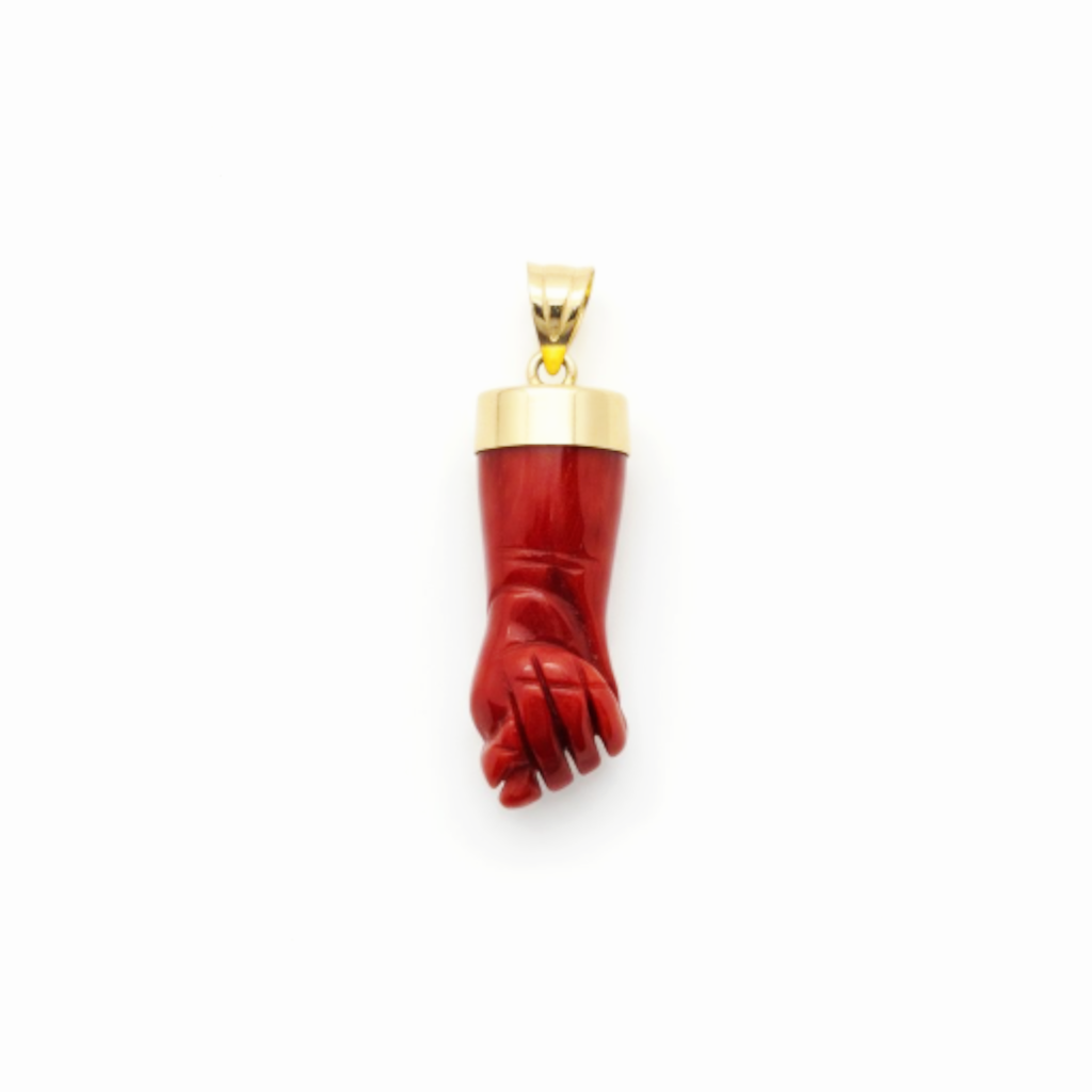 Pendentif main corail et or 18 carats