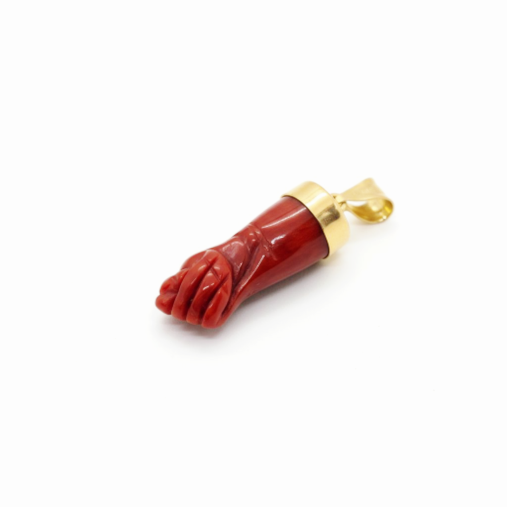 Pendentif main corail rouge et or 18 carats