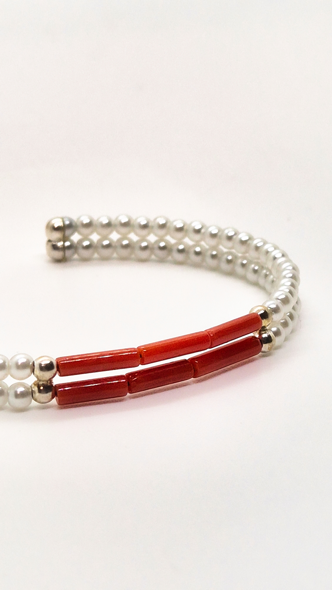 Bracelet en argent 925 jonc 2 rangs perles nacrées et tubes de corail