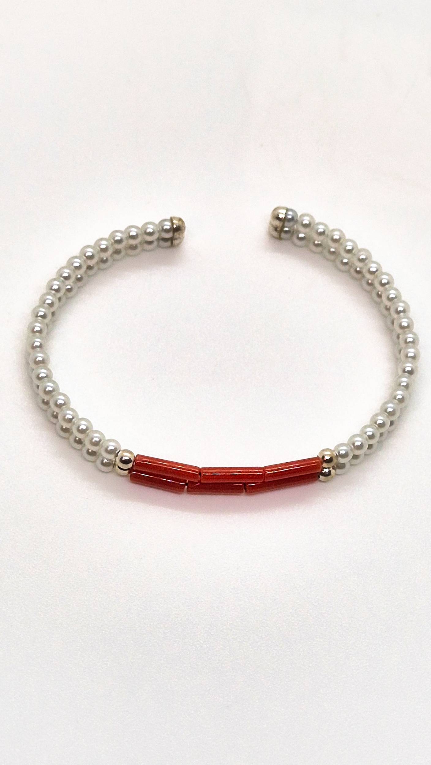 Bracelet en argent 925 jonc 2 rangs perles nacrées et tubes de corail véritable