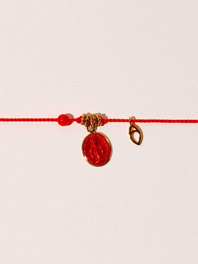 bracelet ornée dune médaille en acier inoxydable recouverte de résine rouge avec une vierge et une perle de corail rouge naturel véritable