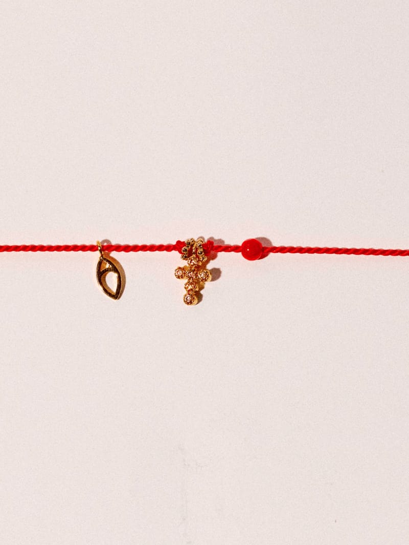 bracelet Fil rouge porte-bonheur avec croix avec oxydes et corail