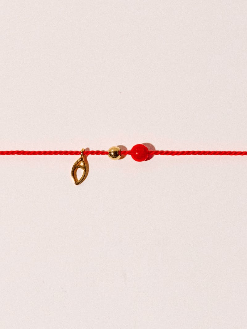 bracelet composé dune perle en or laminé et dune corail rouge naturel
