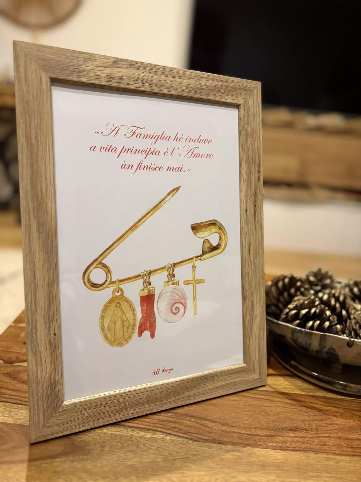 Cadre porte-bonheur avec un médaillon de la vierge, une main en corail, un oeil de Sainte-Lucie et une croix (1)