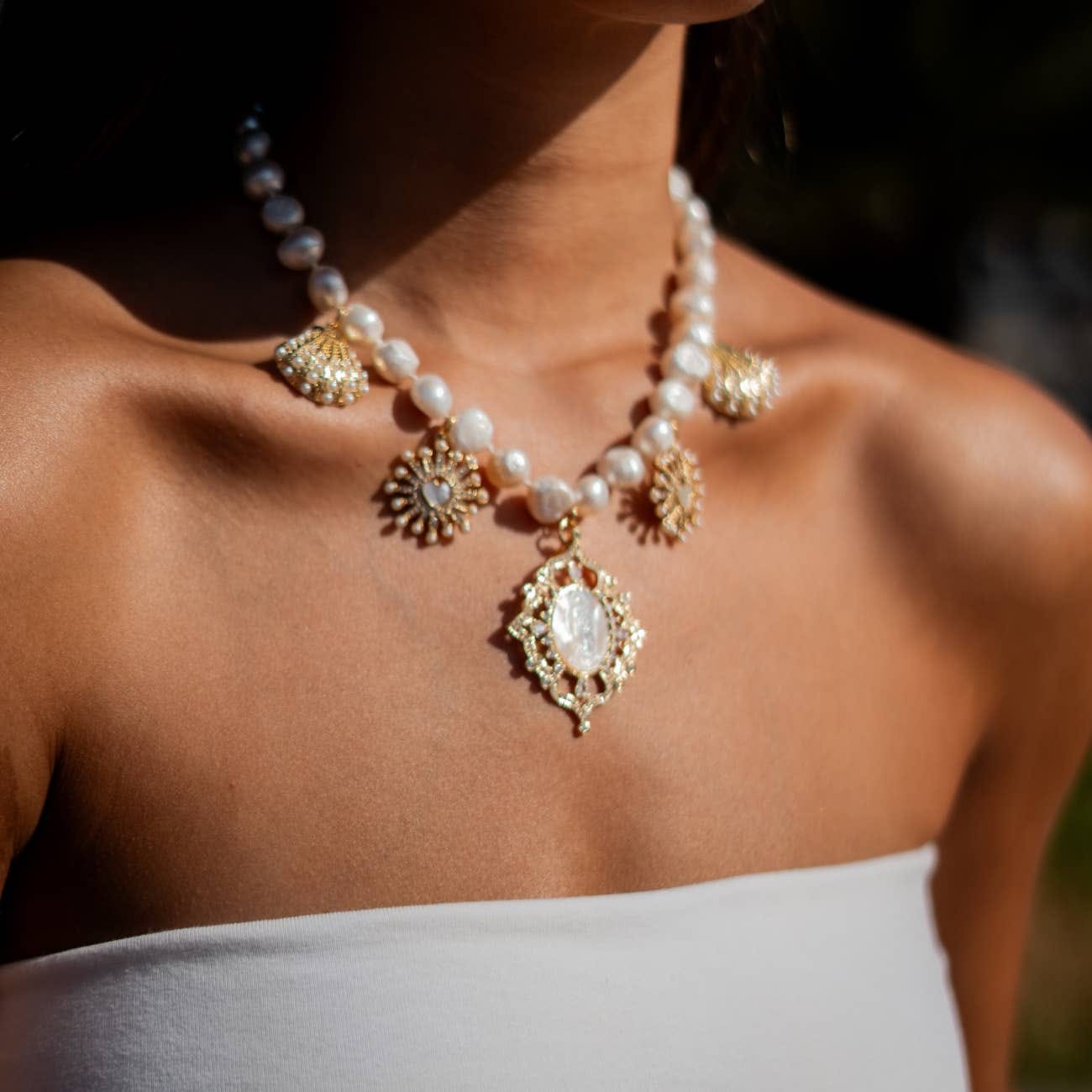 Collier femme perles avec médailles pas cher et tendance corse