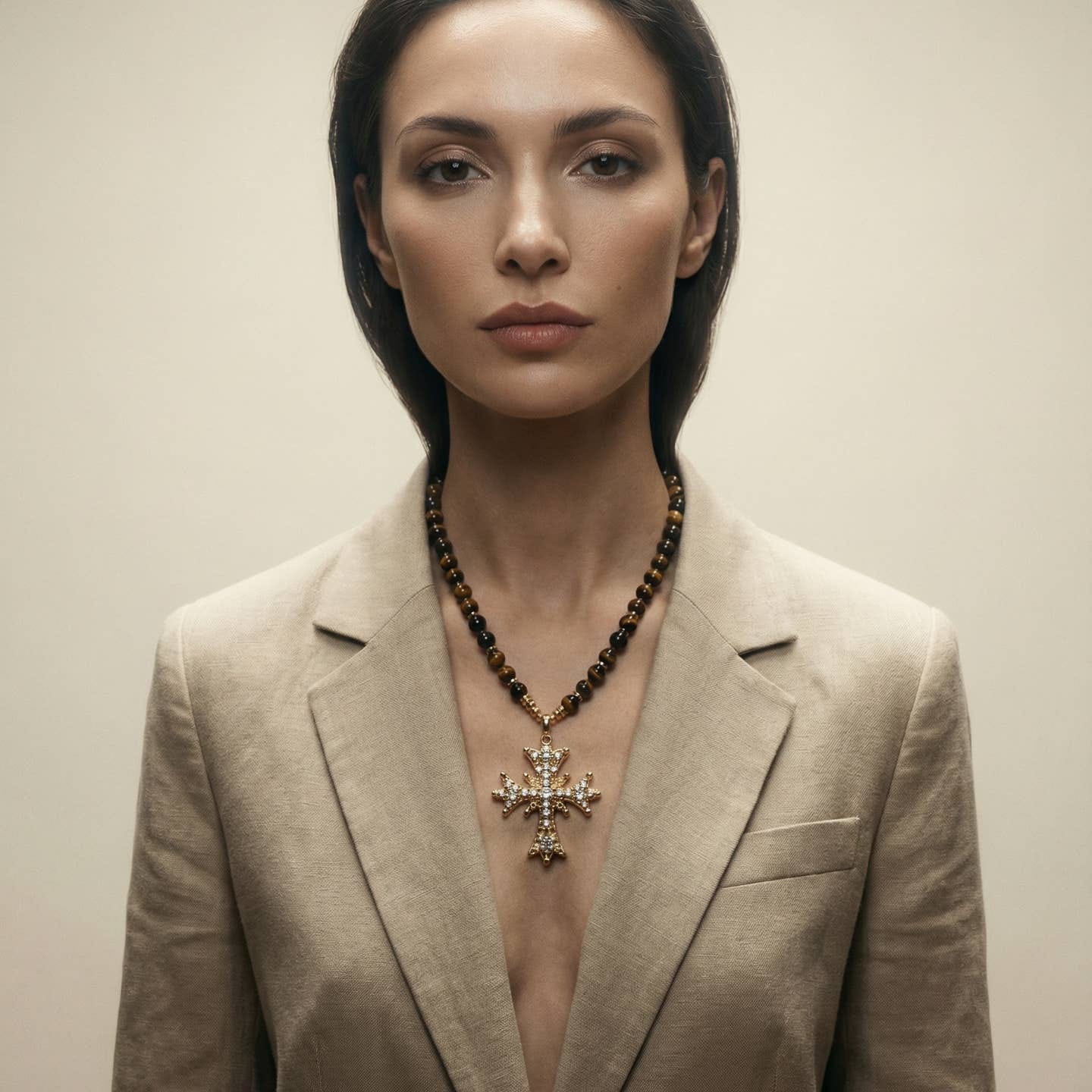 Collier de perles d'œil de tigre avec croix maximaliste
