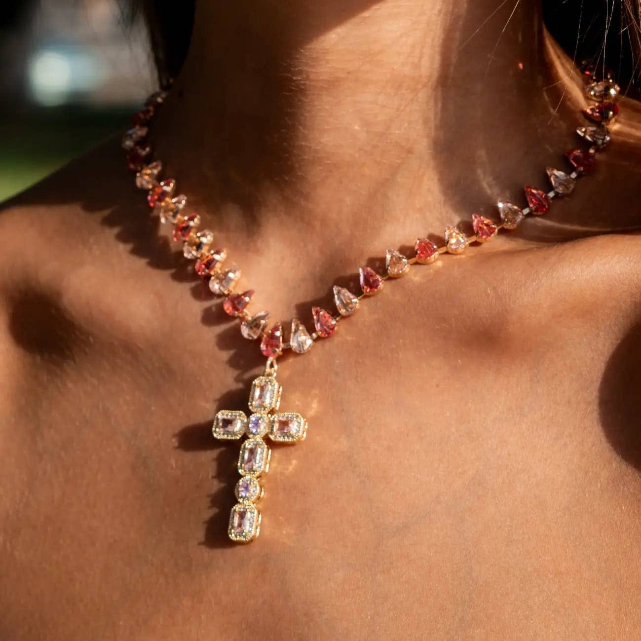 Collier femme en cristal rose avec une croix dorée