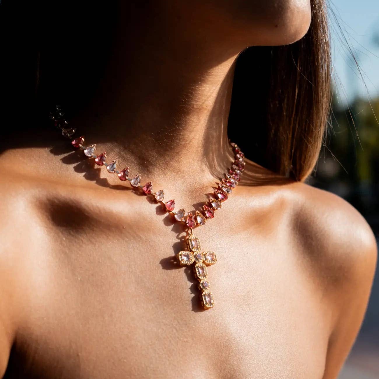 Collier femme en cristal rose avec une croix dorée prix doux