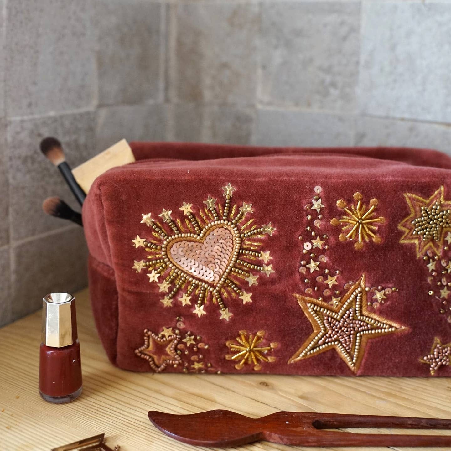 Trousse femme en velours brodée étoiles et coeurs petit prix