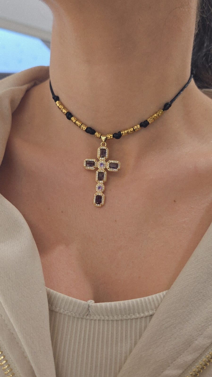 collier femme breloque religieux moderne