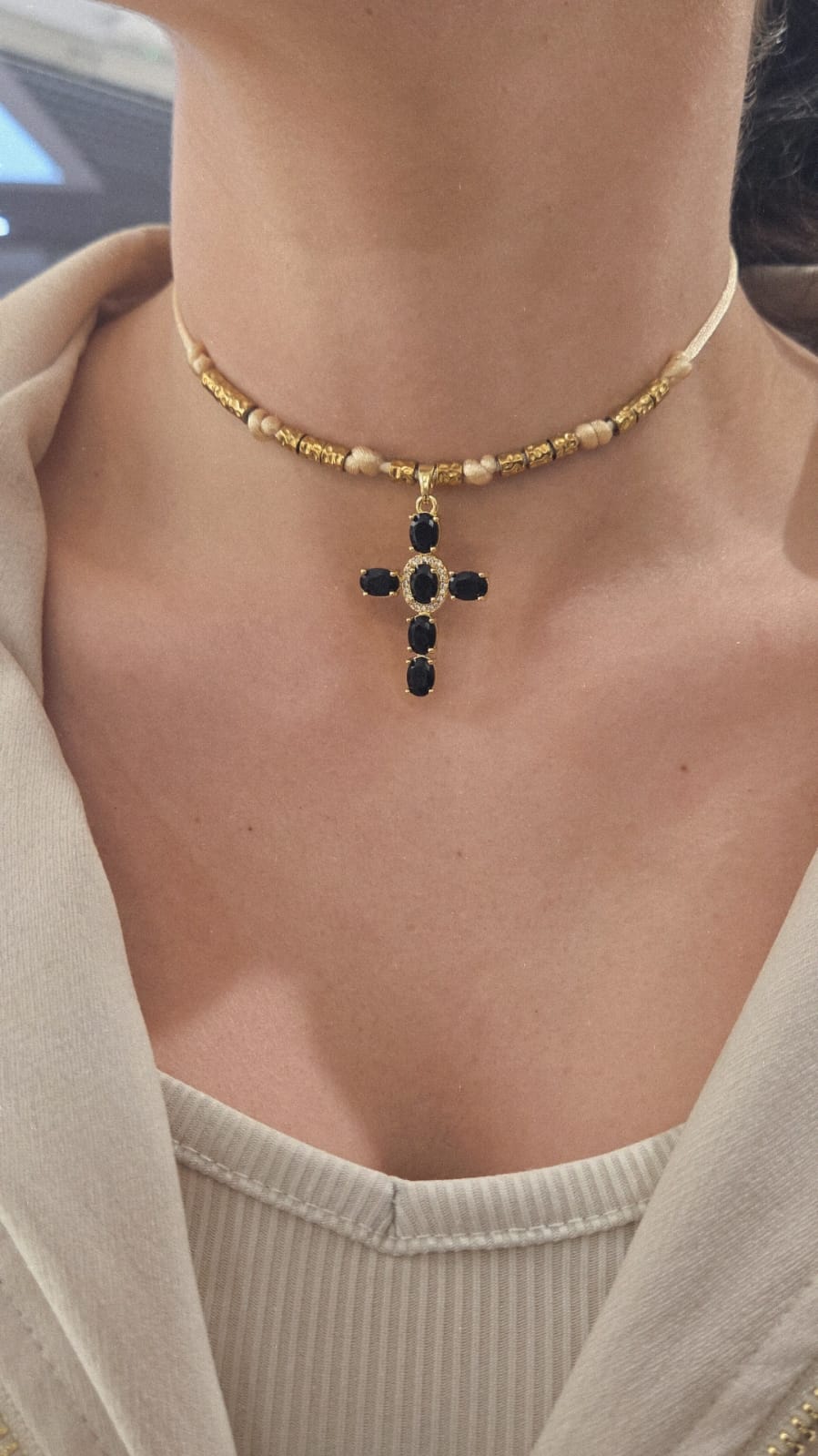 collier femme breloque croix noir et or