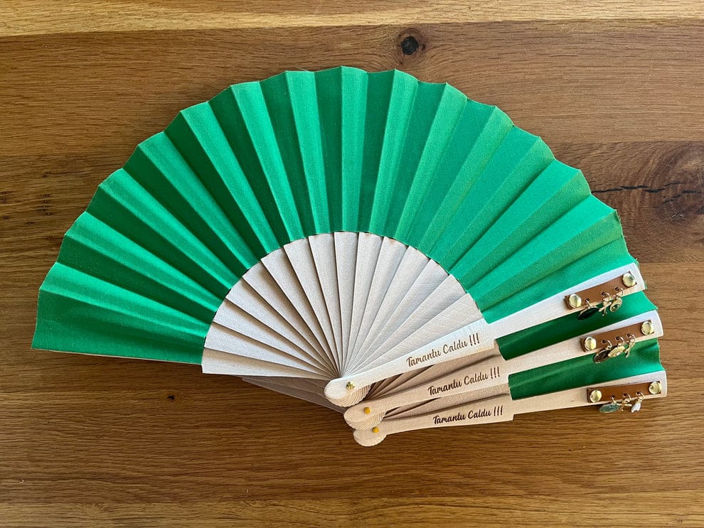 Éventails avec breloques vert