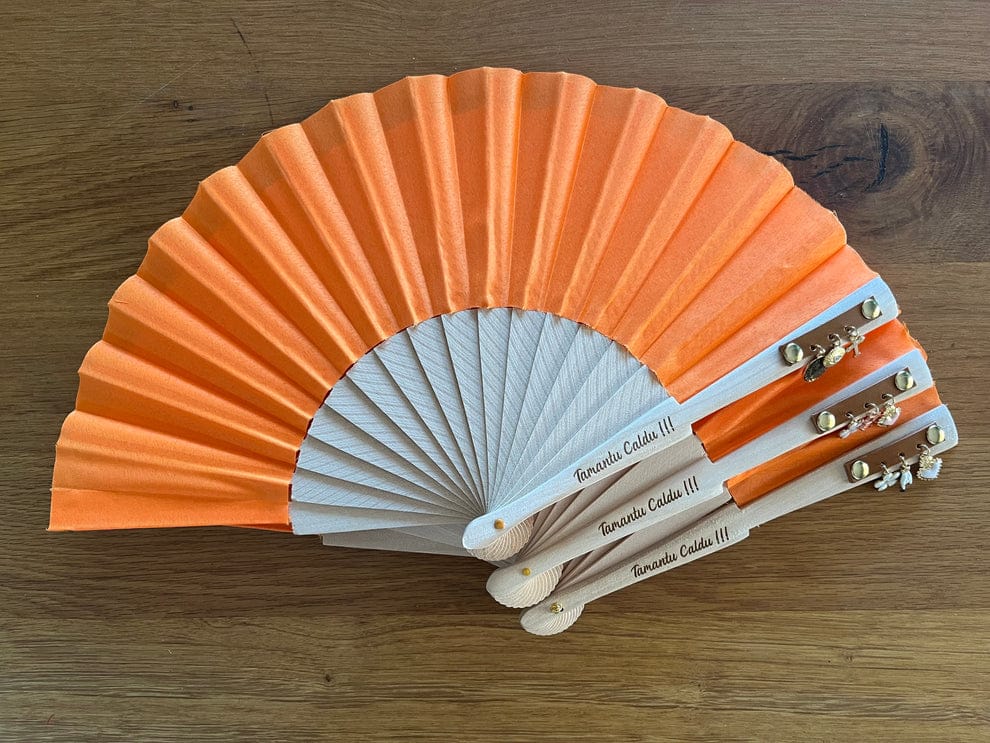 Éventails avec breloques orange