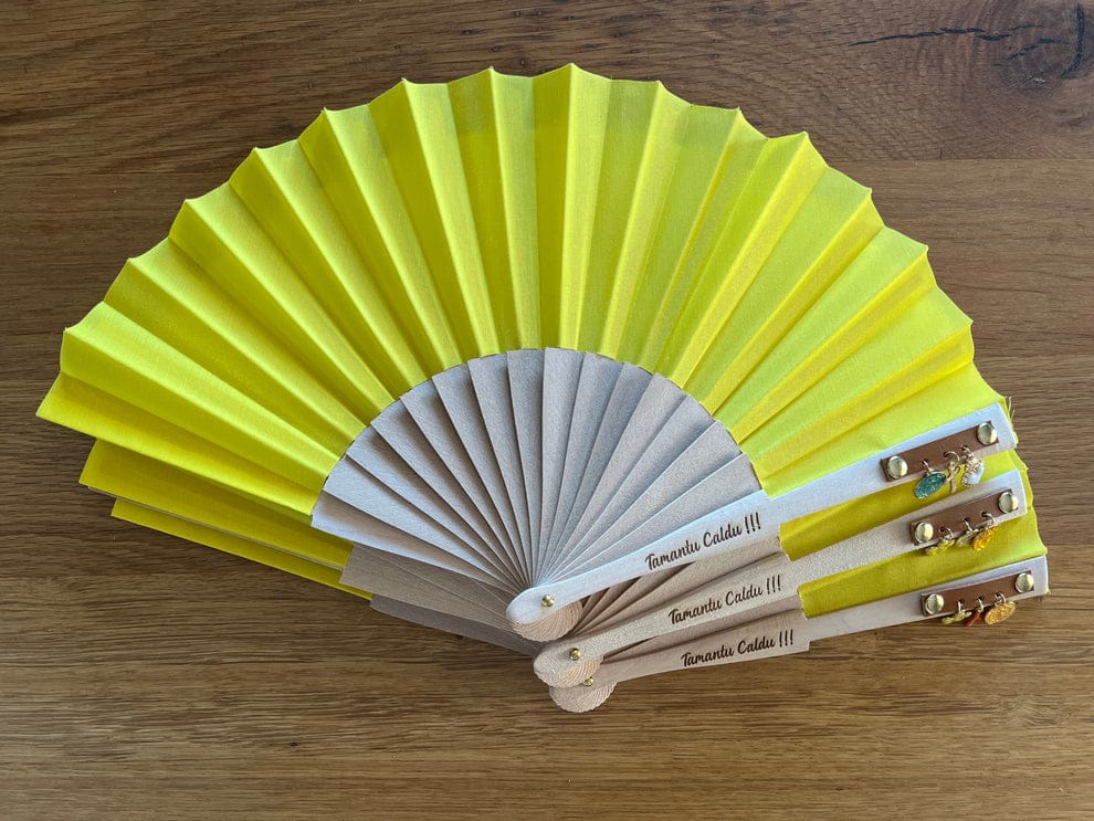 Éventails avec breloques jaune