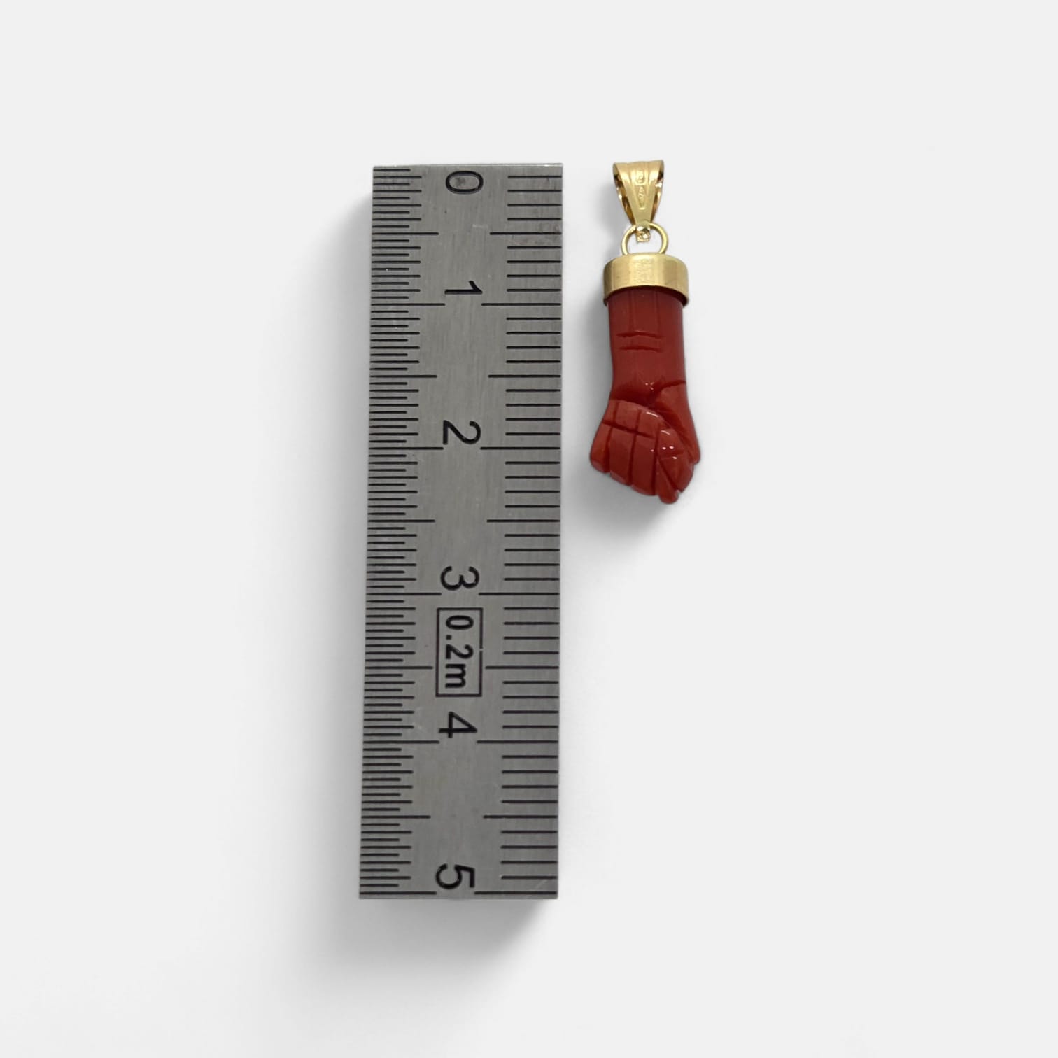 Pendentif main corail rouge et Or 18k