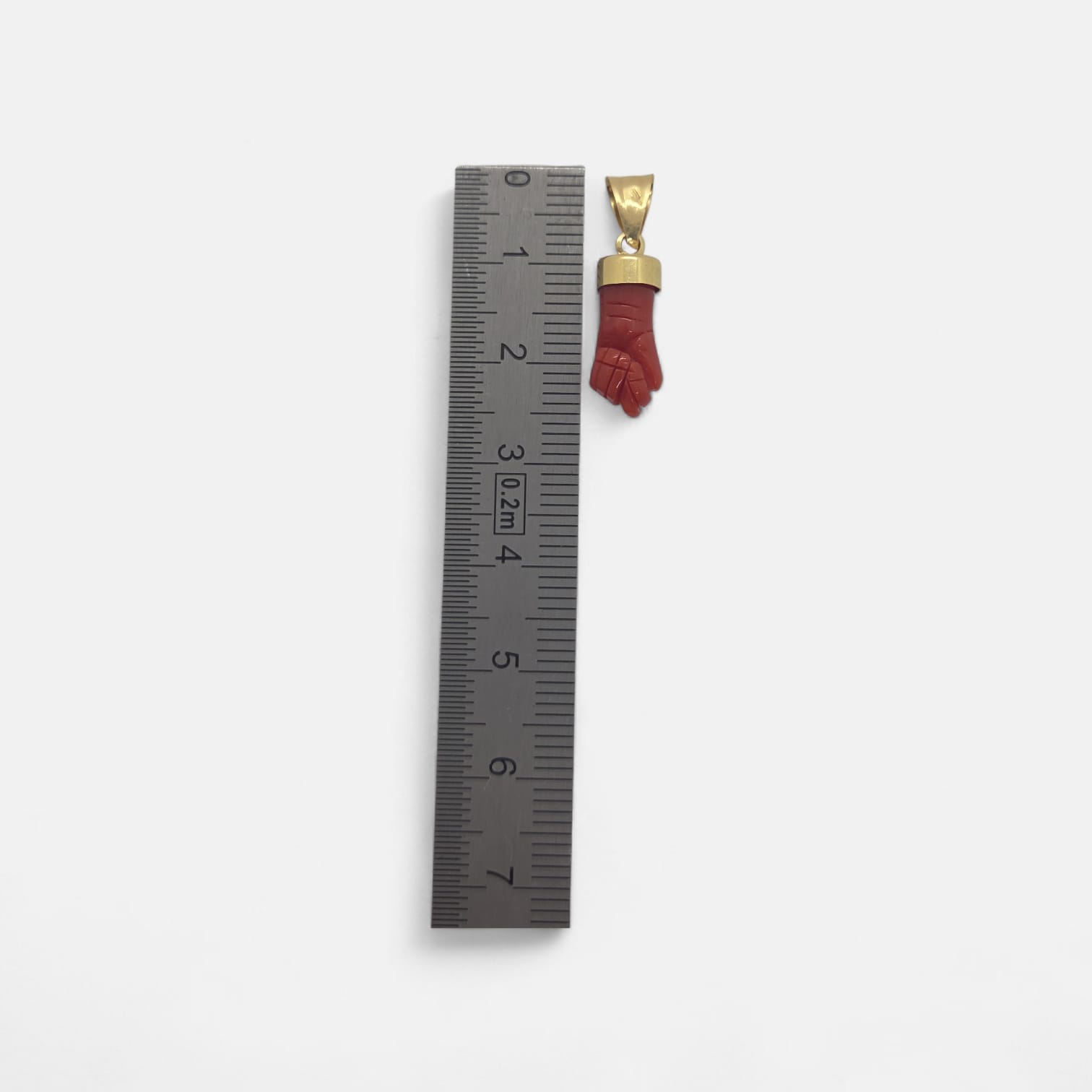 Pendentif Main en corail et Or 750 prix doux