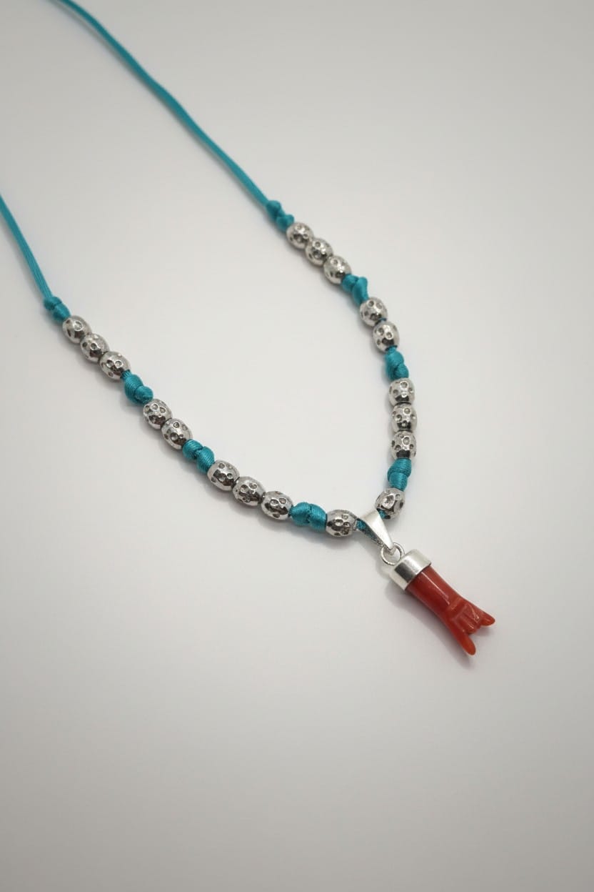 Collier bleu et doré pour enfant avec corail rouge de Corse