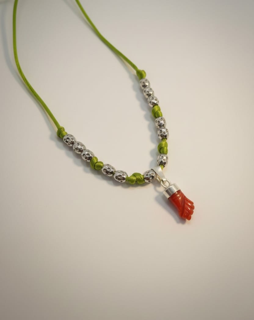 Collier enfant avec main corse vert et rouge