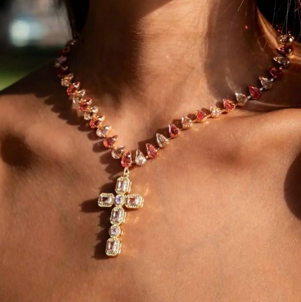 Collier femme en cristal rose avec une croix dorée pas cher