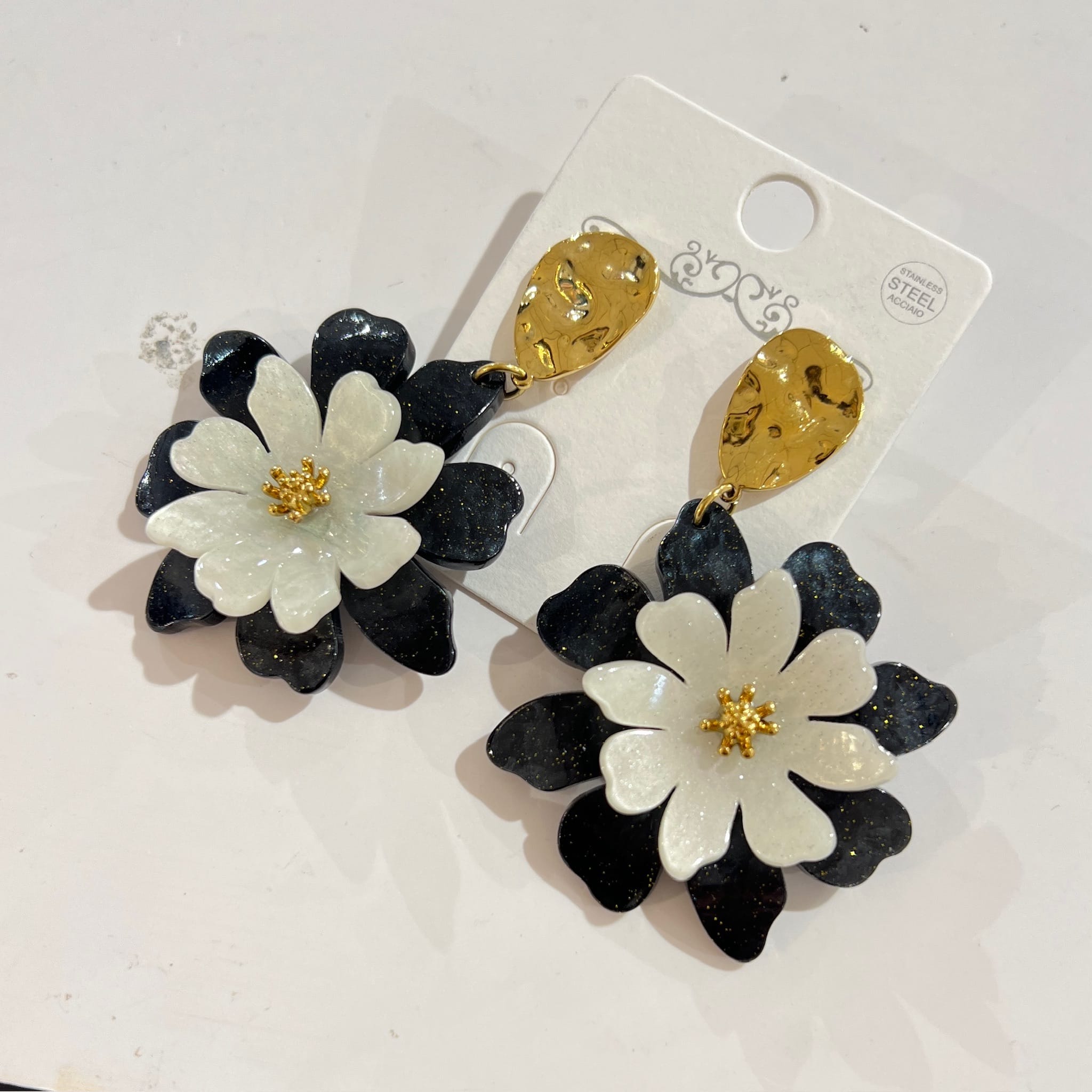 boucles d'oreilles fleurs femme noir et blanche