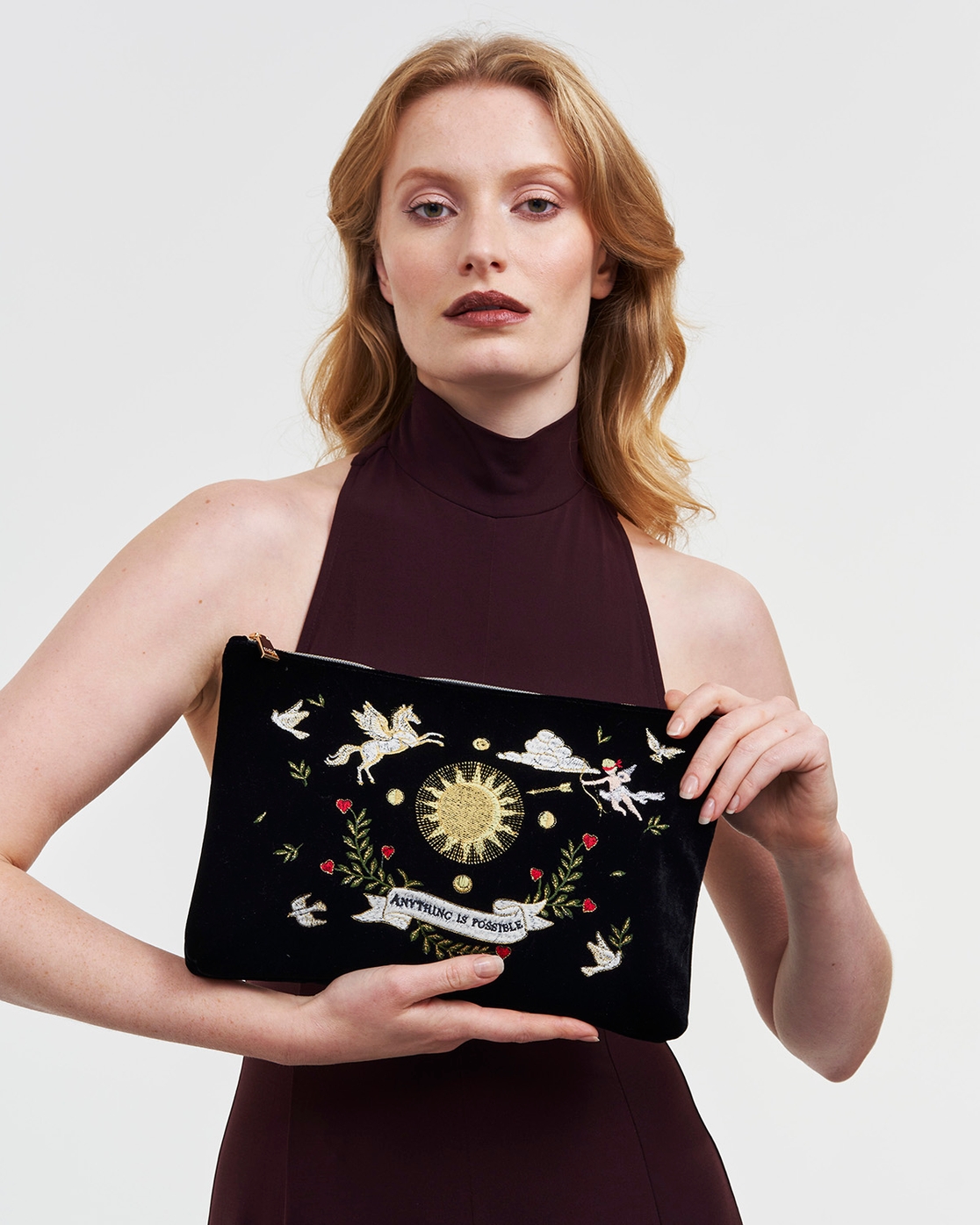 Pochette femme brodée en velours céleste noir