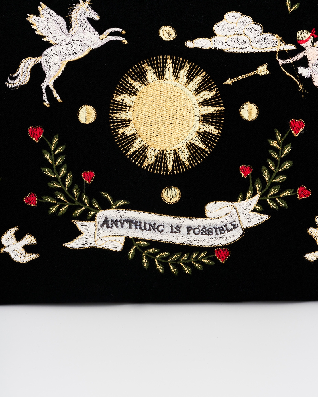 Pochette femme brodée en velours céleste noir chic