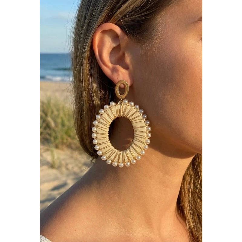 Boucles d'oreilles créoles pendantes ou clous blanc beige