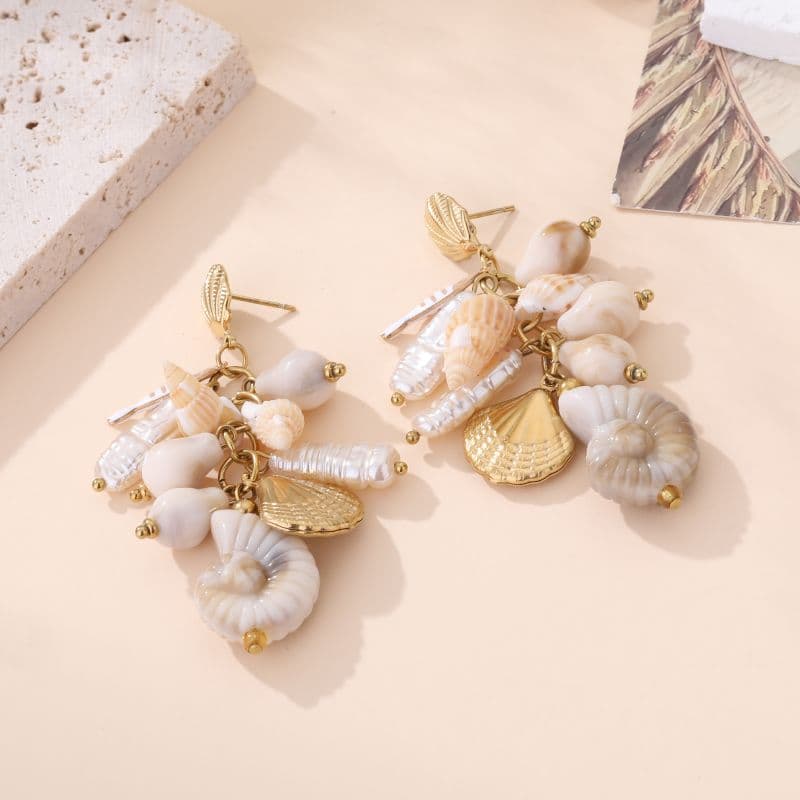 Boucles doreilles fantaisie coquillages femme dorées et blanche