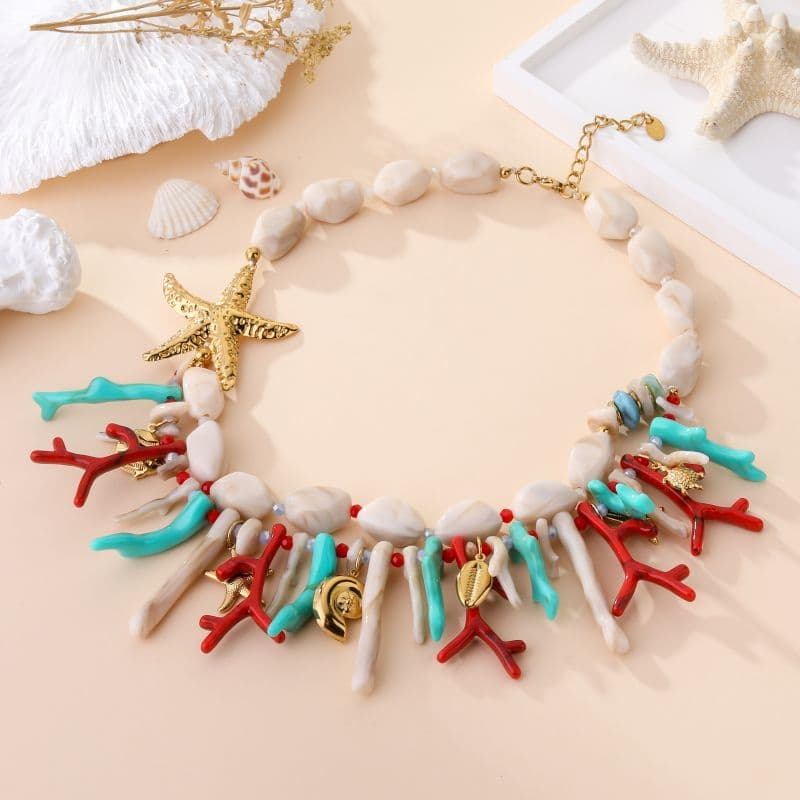 Collier fantaisie chic avec pampilles bleu , rouge, blanc