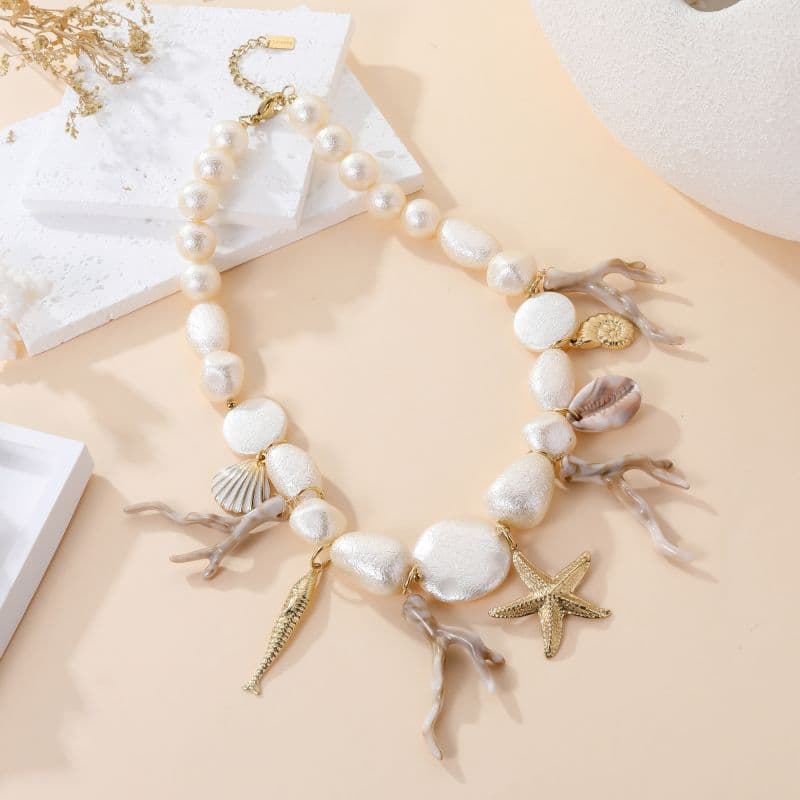 Collier accumulation coquillages et perles blanc et doré