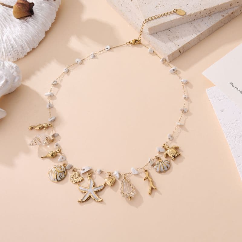 Collier fin femme petites breloques dorées et blanches
