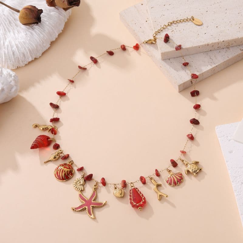 Collier fin femme petites breloques dorées et rouge