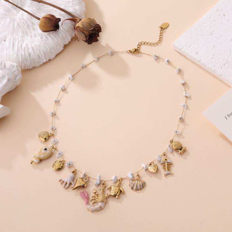 Collier élégant multi-breloques dorées et blanches
