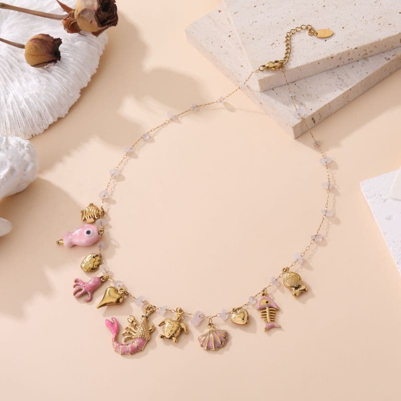 Collier élégant multi-breloques dorées et roses