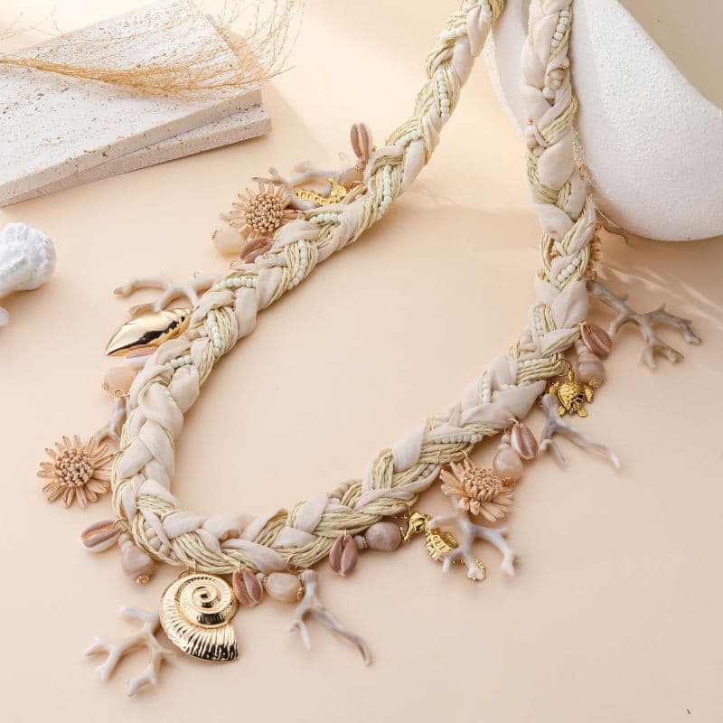 Collier tressé femme avec corail blanc et coquillages