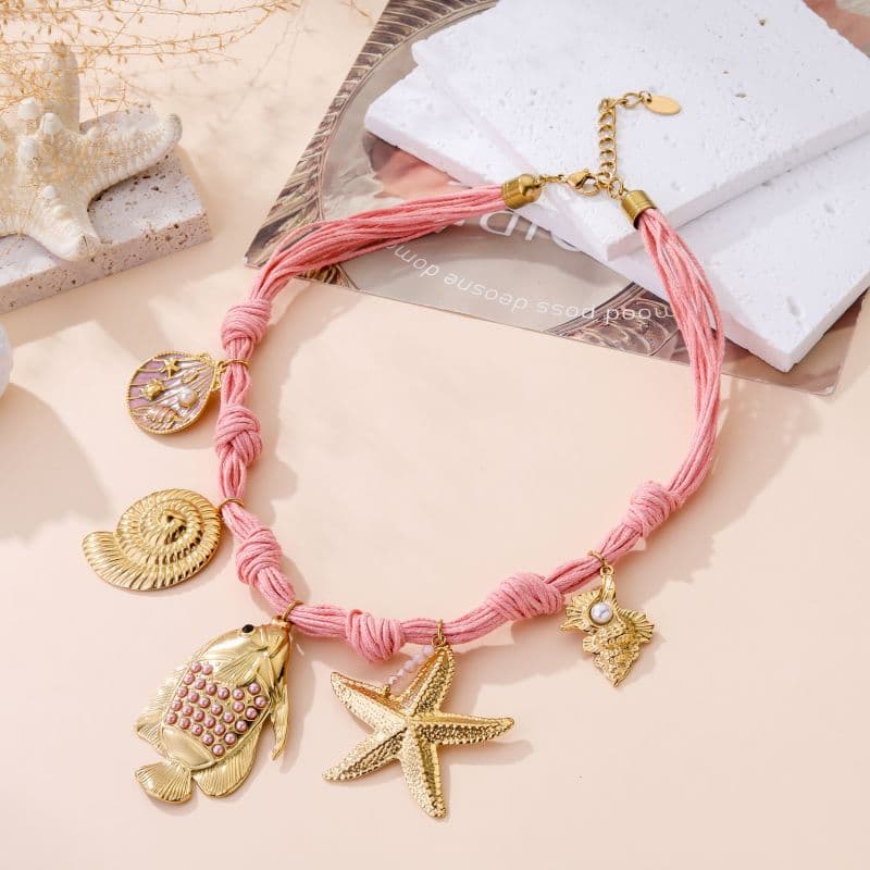 Collier tressé rose femme avec coquillages