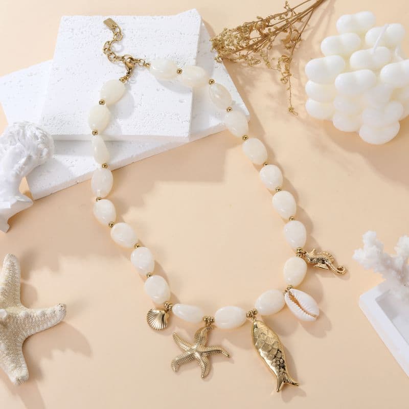 Bijou collier de créateur breloques et coquillage blanc