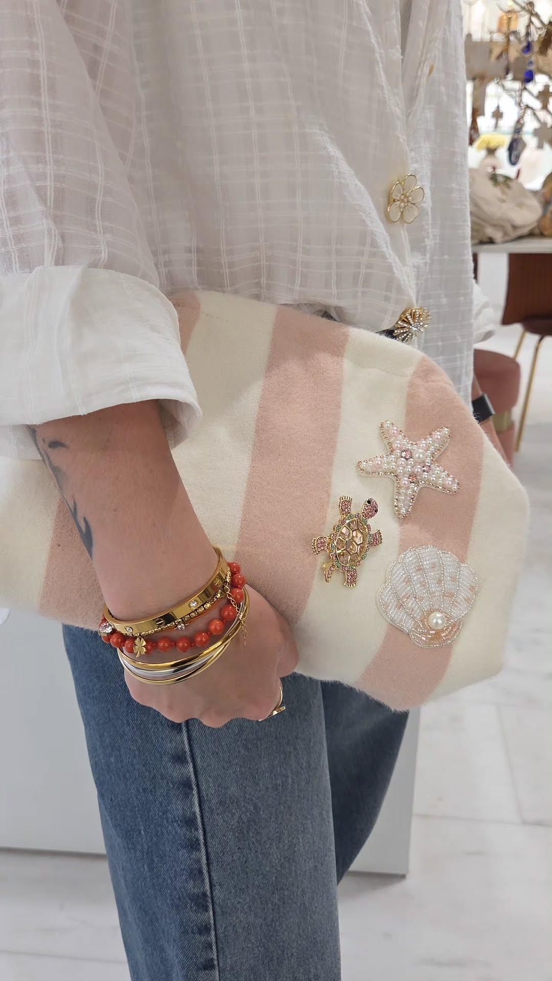 Pochette femme rose et blanche &amp; breloques