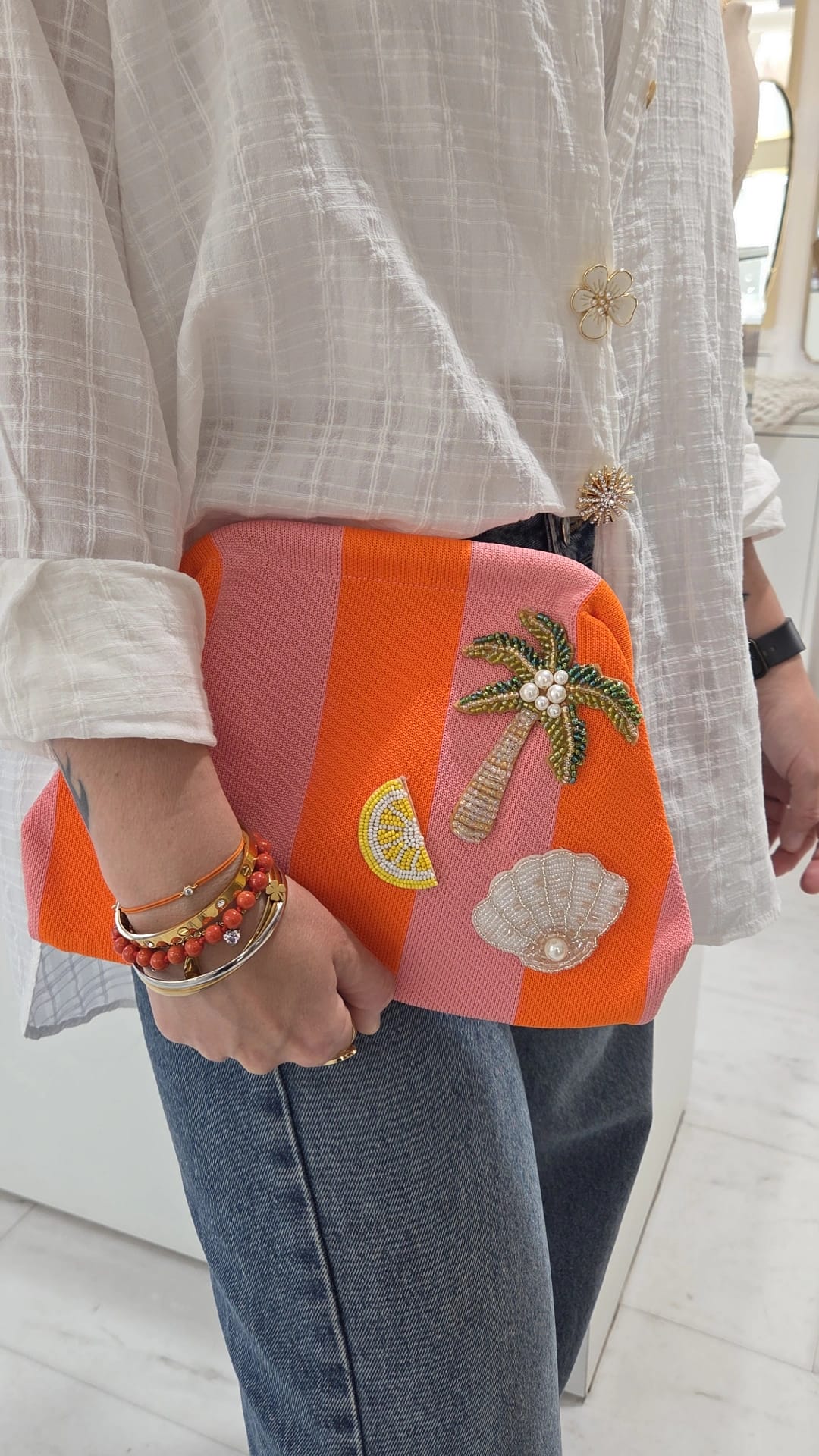 Pochette femme orange et rose avec breloques