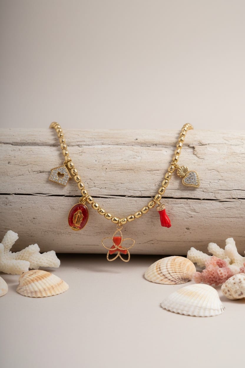 Collier pendentif vermeil avec corail rouge véritable et breloques