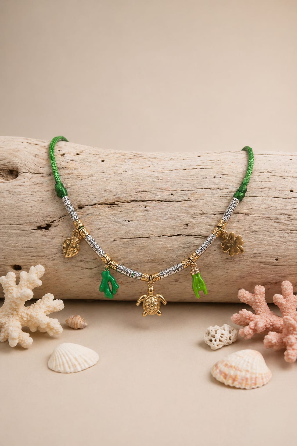 Collier femme tendance vert &amp; breloques
