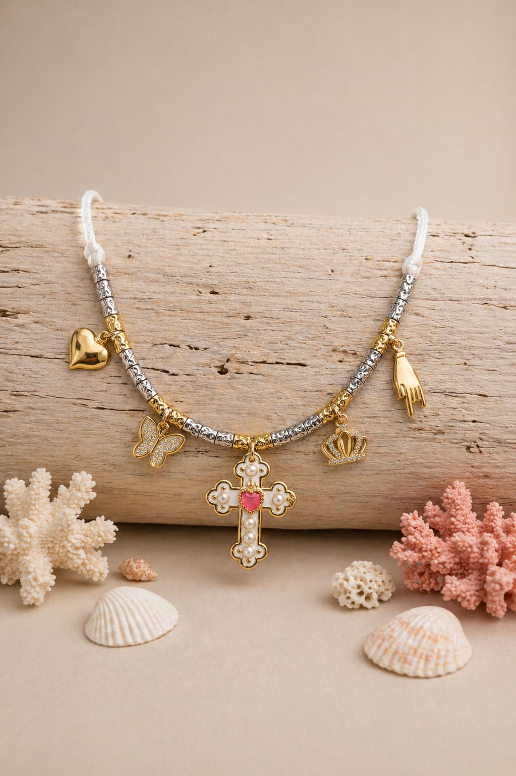 Collier femme croix  &amp; breloques dorées