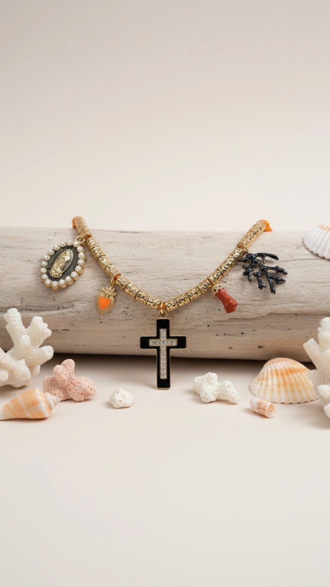 Collier Croix et Main en corail rouge Corse