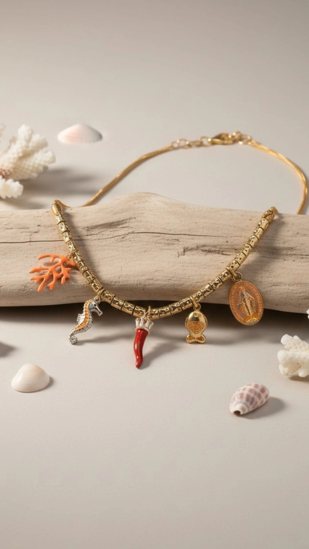 Collier charms &amp; breloques corail véritable