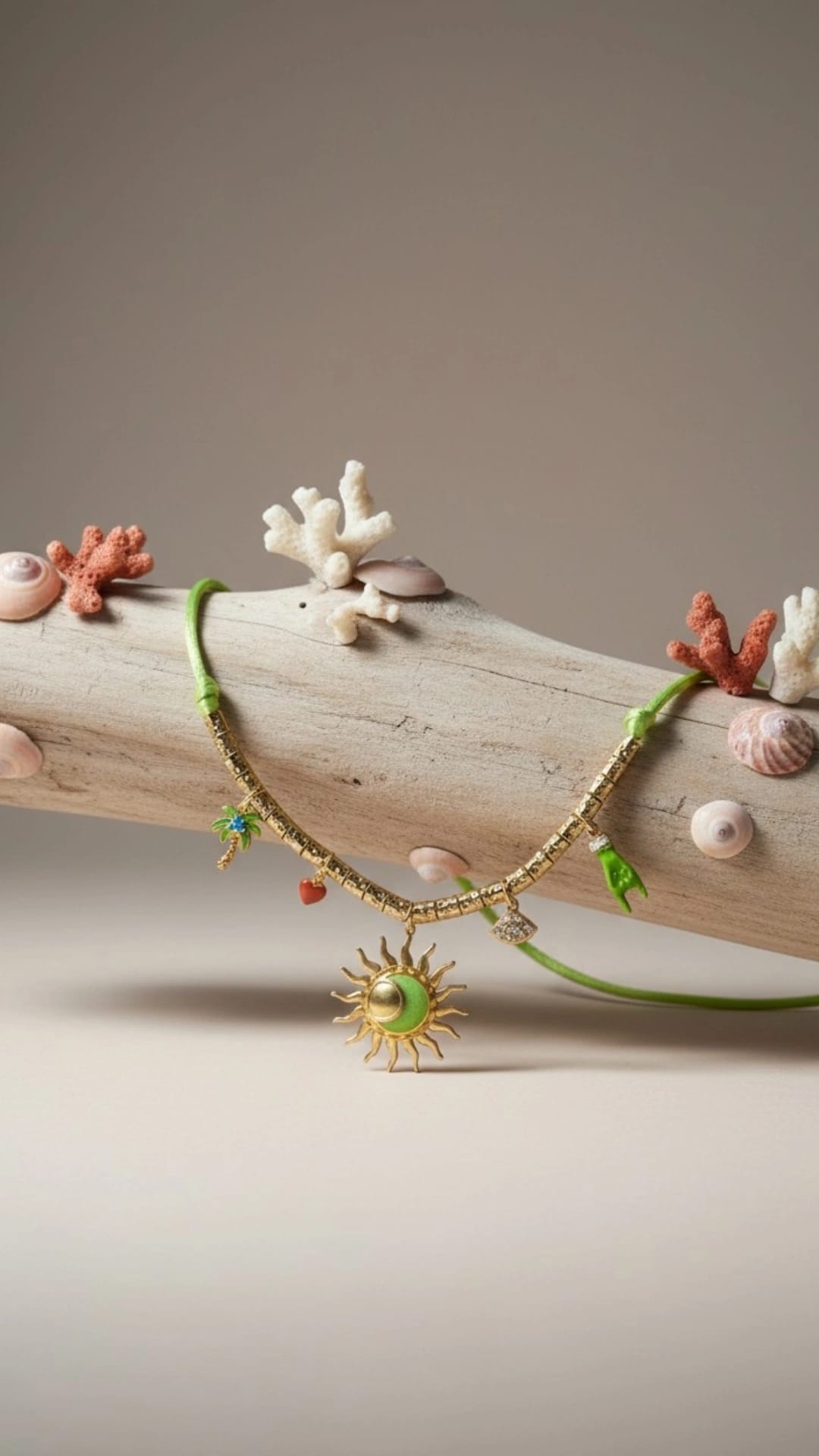 Collier femme coeur en corail vert