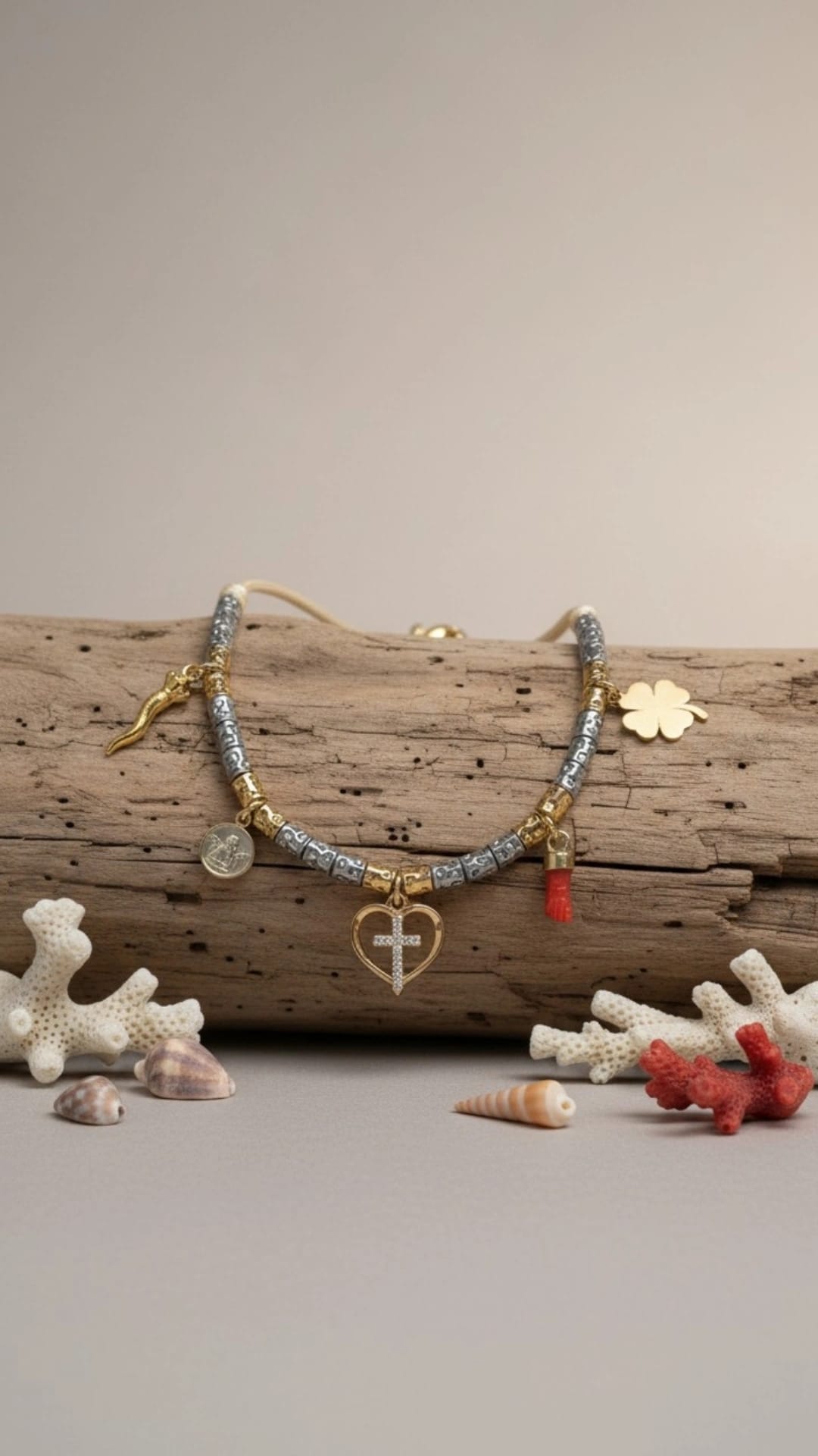 Collier plaqué or et Main véritable en corail