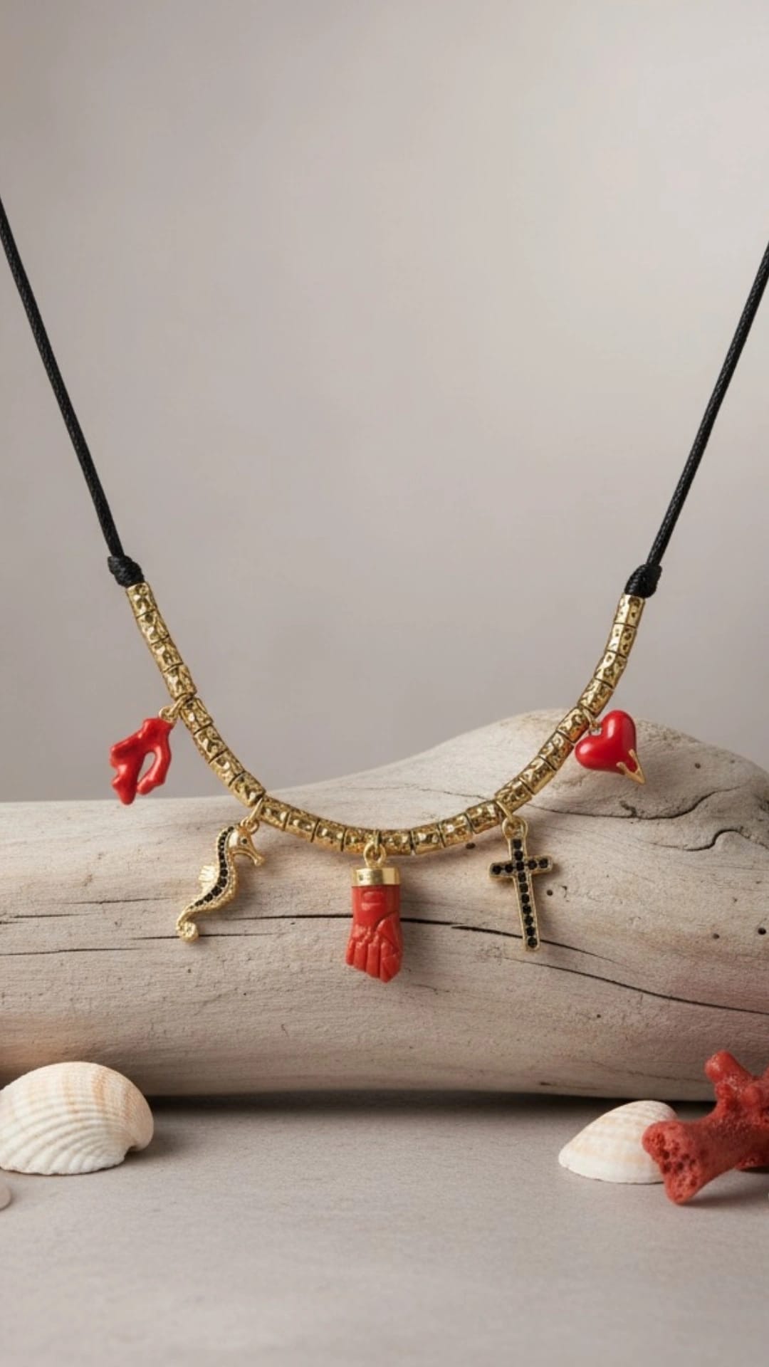 Collier main en corail rouge &amp; croix Corse